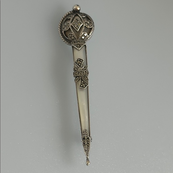 Elegant Silver Brooch with Intricate Design